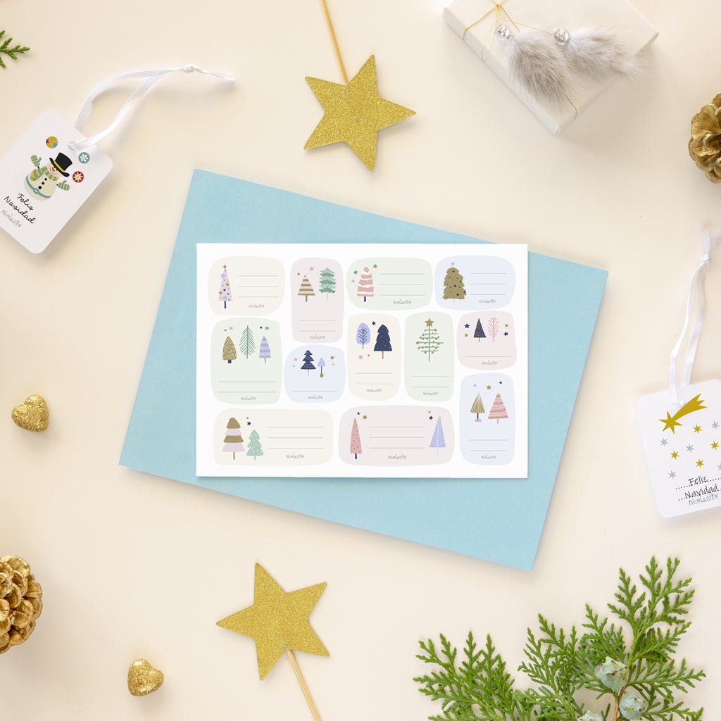 Conjunto de pegatinas modelo Árboles decorando paquetes de regalo, estilo natural y alegre para envolver en Navidad - Nicolasito.es #modelo_Árboles