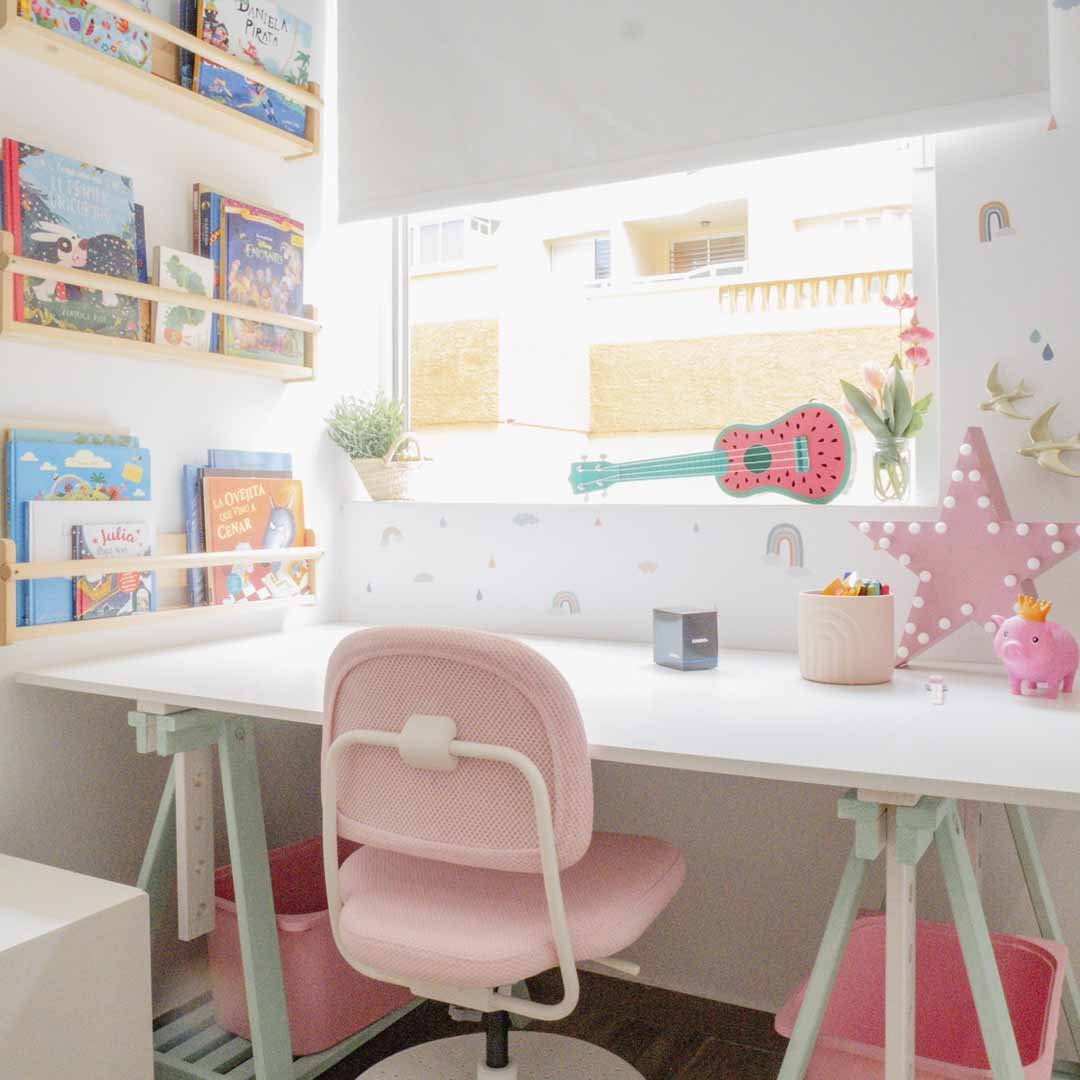 Pegatinas decorativas para cuartos de niños ideales para alquiler o cambio frecuente. Pared de habitación infantil decorada con vinilos arcoíris y nubes removibles. vinilo decorativo para habitación infantil efecto papel pintado de arcoiiris y nubes _ Nicolasito.es