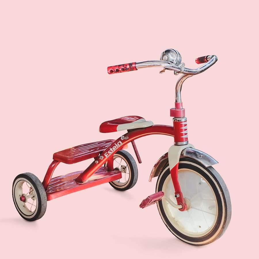 Vinilo decorativo con nombre personalizado colocado sobre el cuadro de la bicicleta, ideal para identificar y decorar bicicletas de niños - Nicolasito.es