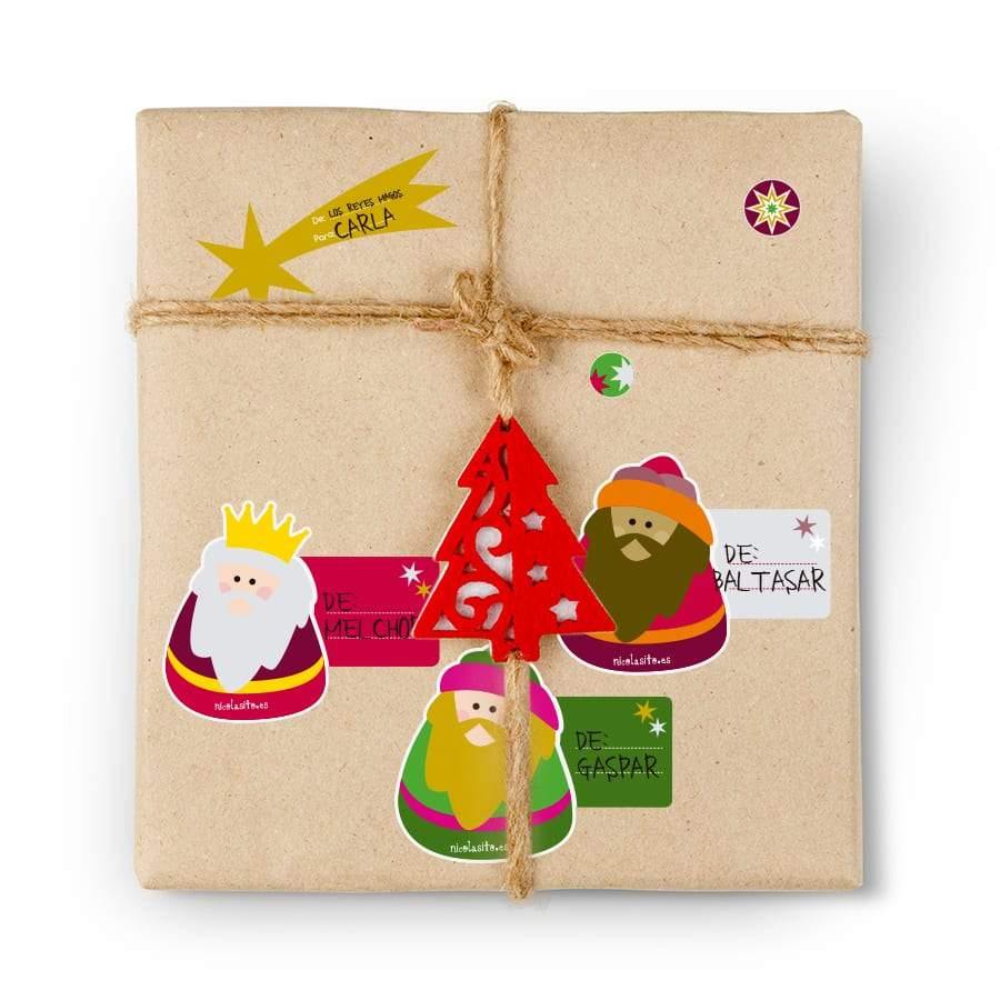 Pegatina modelo Reyes Magos colocada sobre un paquete de regalo, ideal para personalizar los regalos de los niños en Navidad - Nicolasito.es #modelo_Reyes Magos
