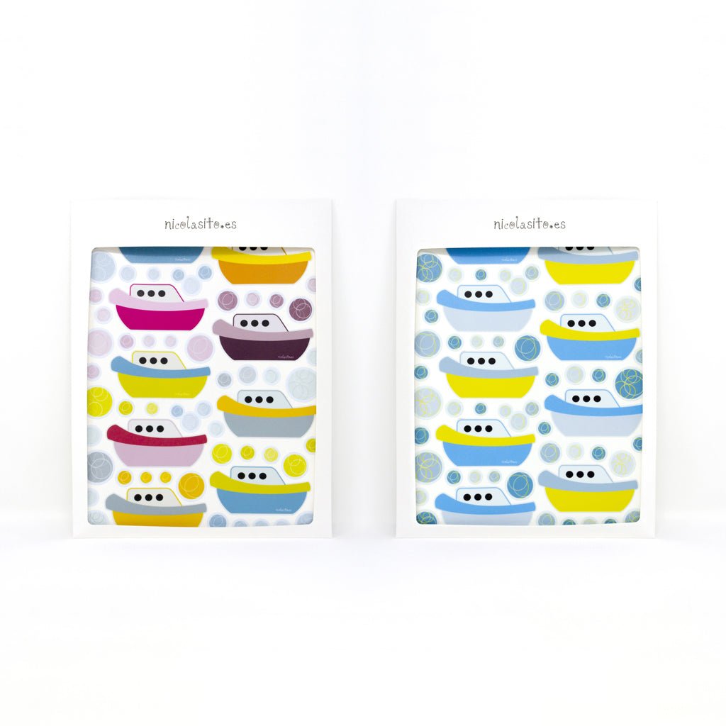 Plano detalle de las pegatinas de barcos antideslizantes en color multicolor y en color azul , en su packaging de envío, destacando el diseño, los colores y la textura antideslizante - Nicolasito.es