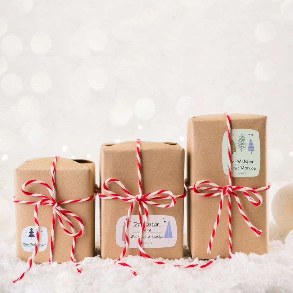 Pegatina modelo Árboles sobre papel de regalo, decoración elegante y festiva para marcar los regalos navideños con nombre - Nicolasito.es #modelo_Árboles