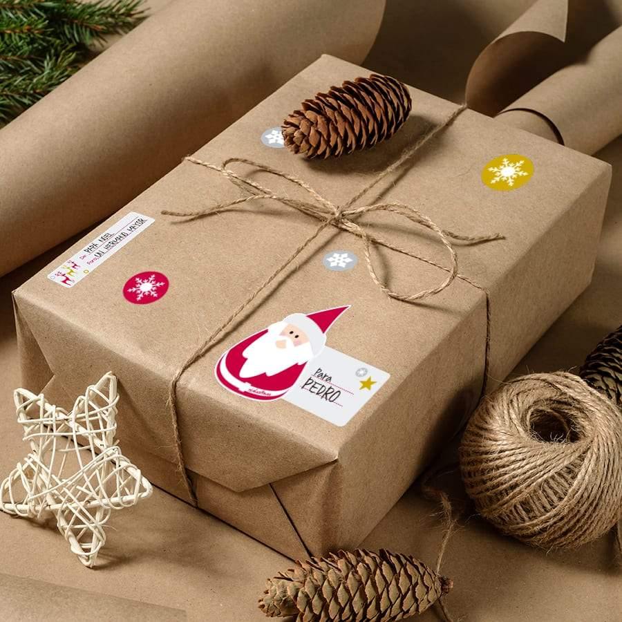 Pegatina de Papá Noel colocada sobre regalo envuelto, decoración navideña personalizada para identificar los regalos bajo el árbol - Nicolasito.es #modelo_Papá Noel