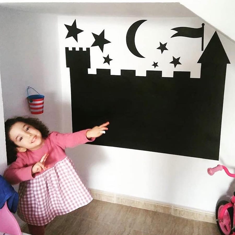 Detalle del acabado de la Pizarra Castillo grande, superficie adhesiva negra ideal para escribir y limpiar fácilmente - Nicolasito.es #medidas_Grande