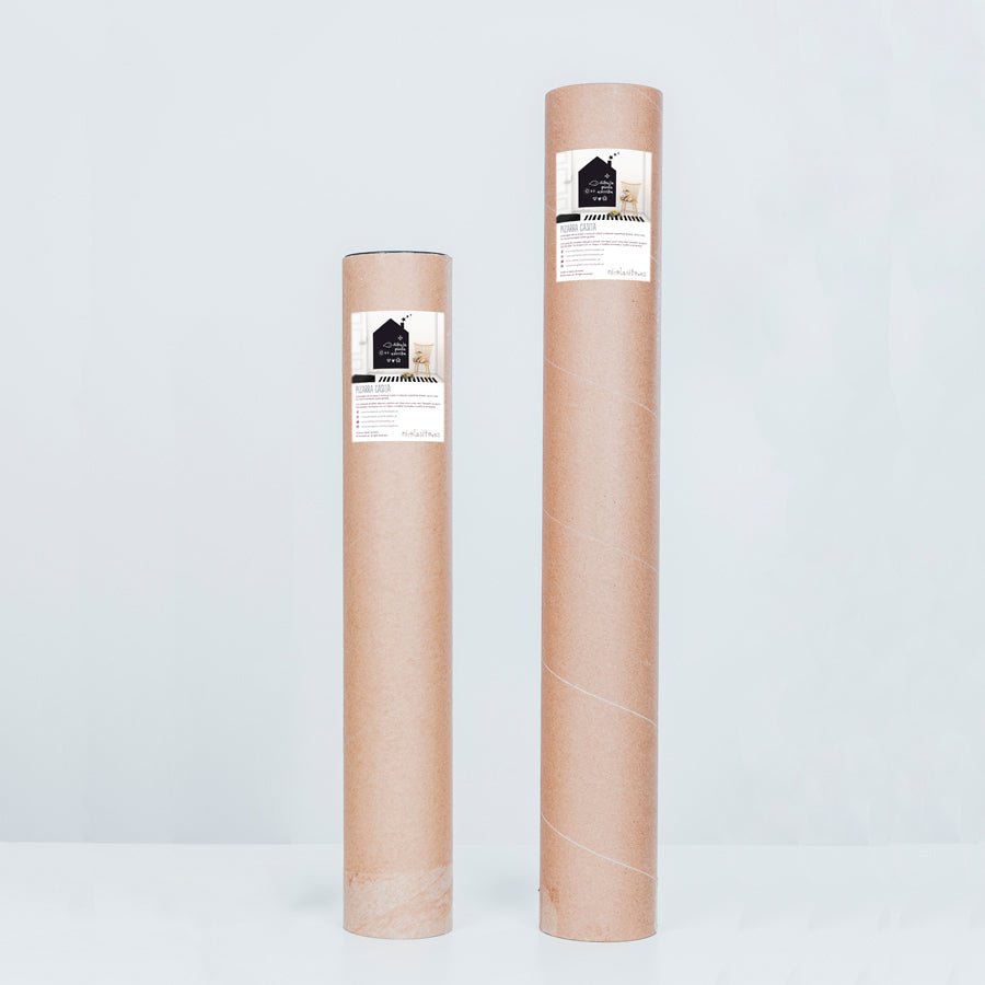 Packaging de la Pizarra Casita de Nicolasito, presentación cuidada y lista para regalo, con pizarra adhesiva enrollada y protegida para su envío - Nicolasito.es