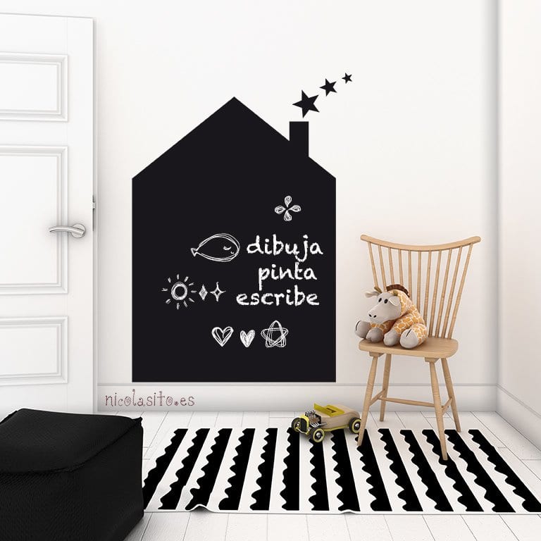 Pizarra adhesiva infantil grande en forma de casita, colocada en pared infantil como elemento educativo y decorativo - Nicolasito.es #medidas_Grande