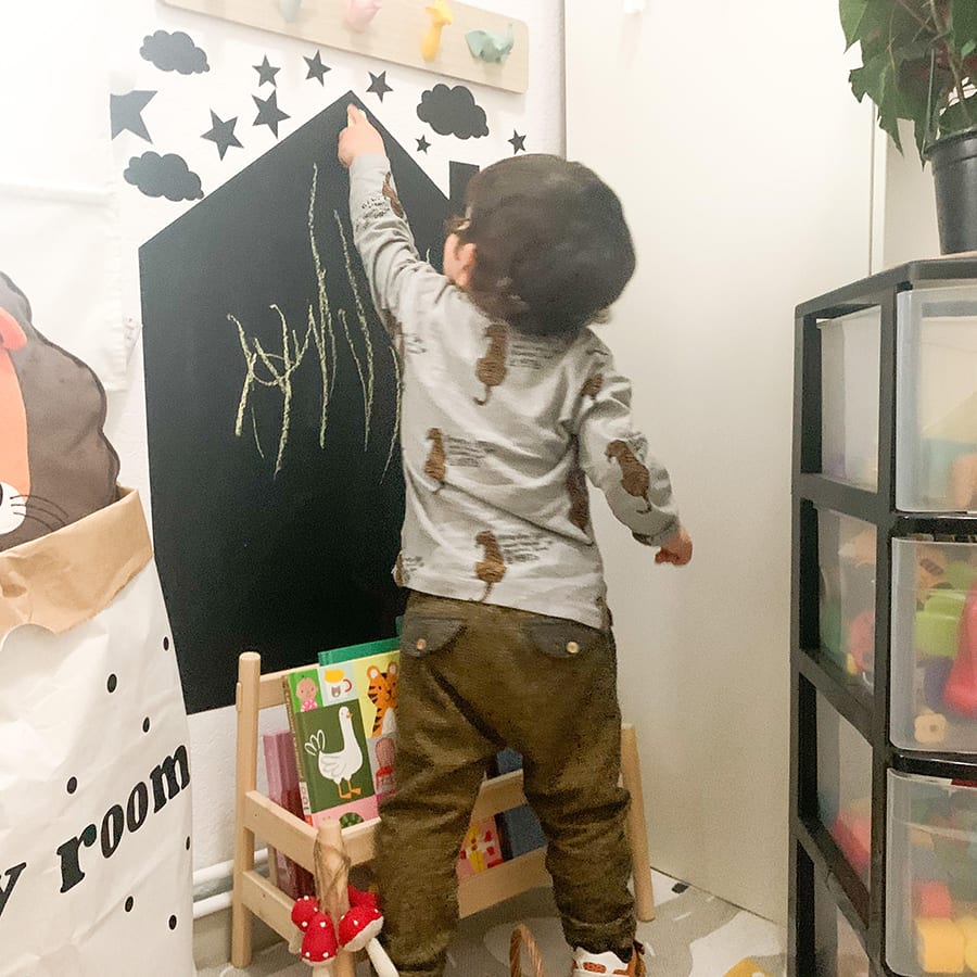 Pizarra adhesiva infantil mediana con forma de casita, integrada en decoración infantil con juguetes y estanterías - Nicolasito.es #medidas_Mediana