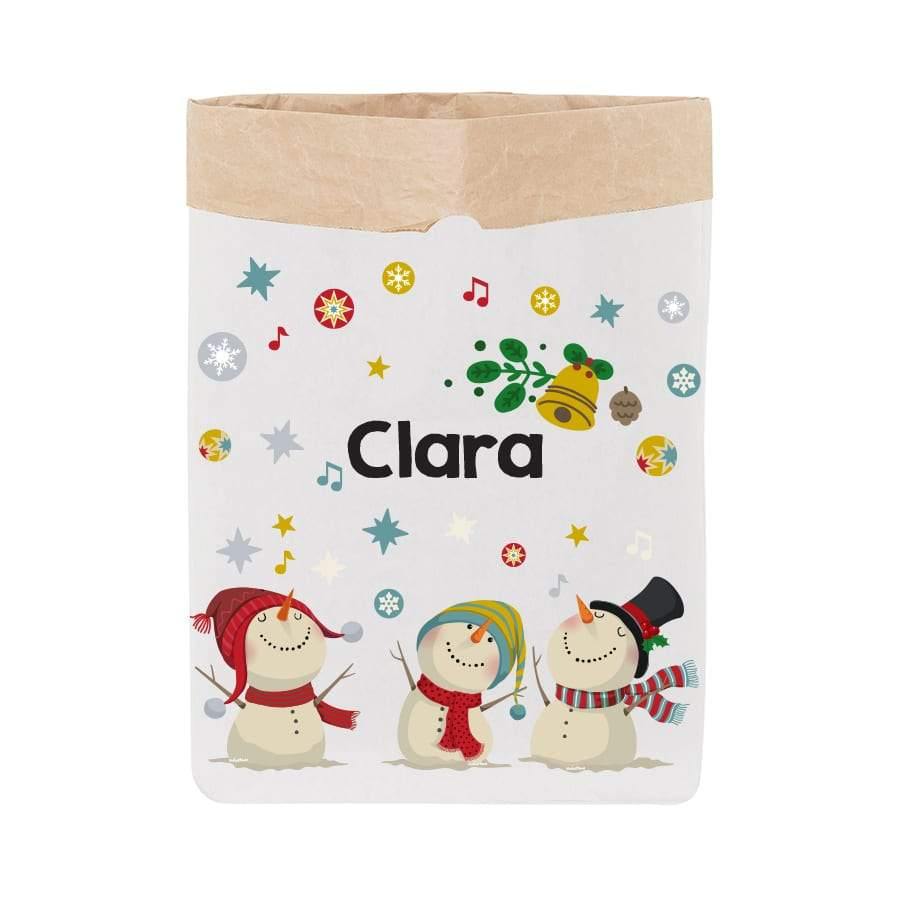Detalle del diseño del saco de Navidad de papel kraft personalizado Muñecos Villancicos, con ilustración colorida de muñecos cantores y nombre impreso - Nicolasito.es