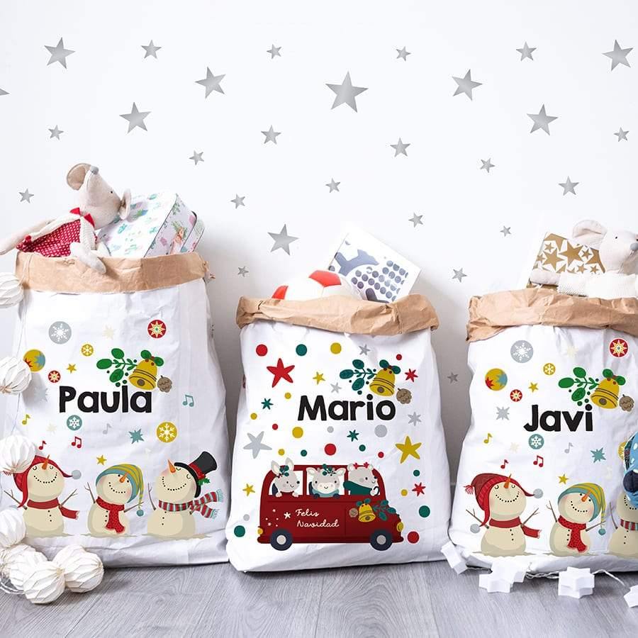 Saco de Navidad Muñecos Villancicos personalizado lleno de regalos, hecho de papel kraft resistente, ideal para decorar el árbol y sorprender en Navidad - Nicolasito.es