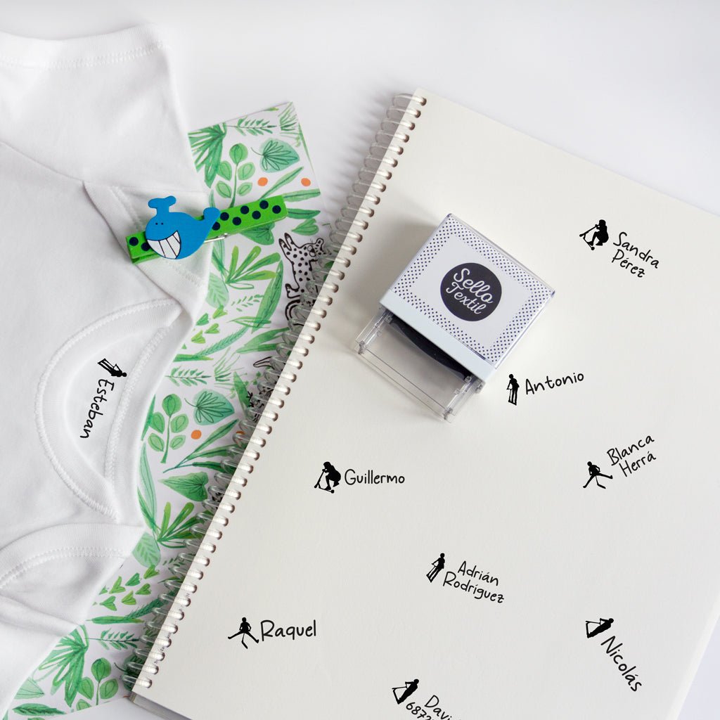 Sello para marcar ropa Patinete aplicado sobre camiseta infantil, tinta textil lavable y duradera ideal para prendas del colegio o guardería - Nicolasito.es