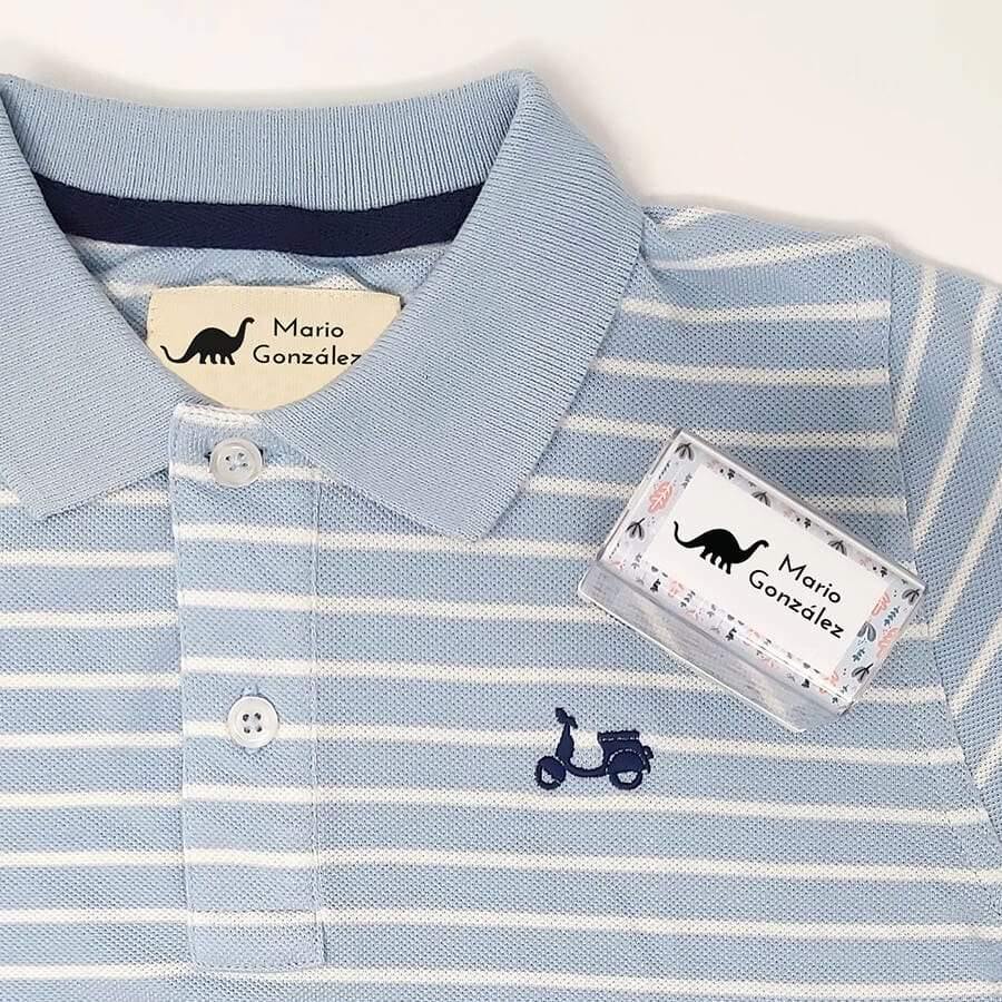 Sello personalizado para ropa con diseño de dinosaurio estampado sobre uniforme escolar, perfecto para identificar la ropa de los peques - Nicolasito.es #Iconos_Diplodocus