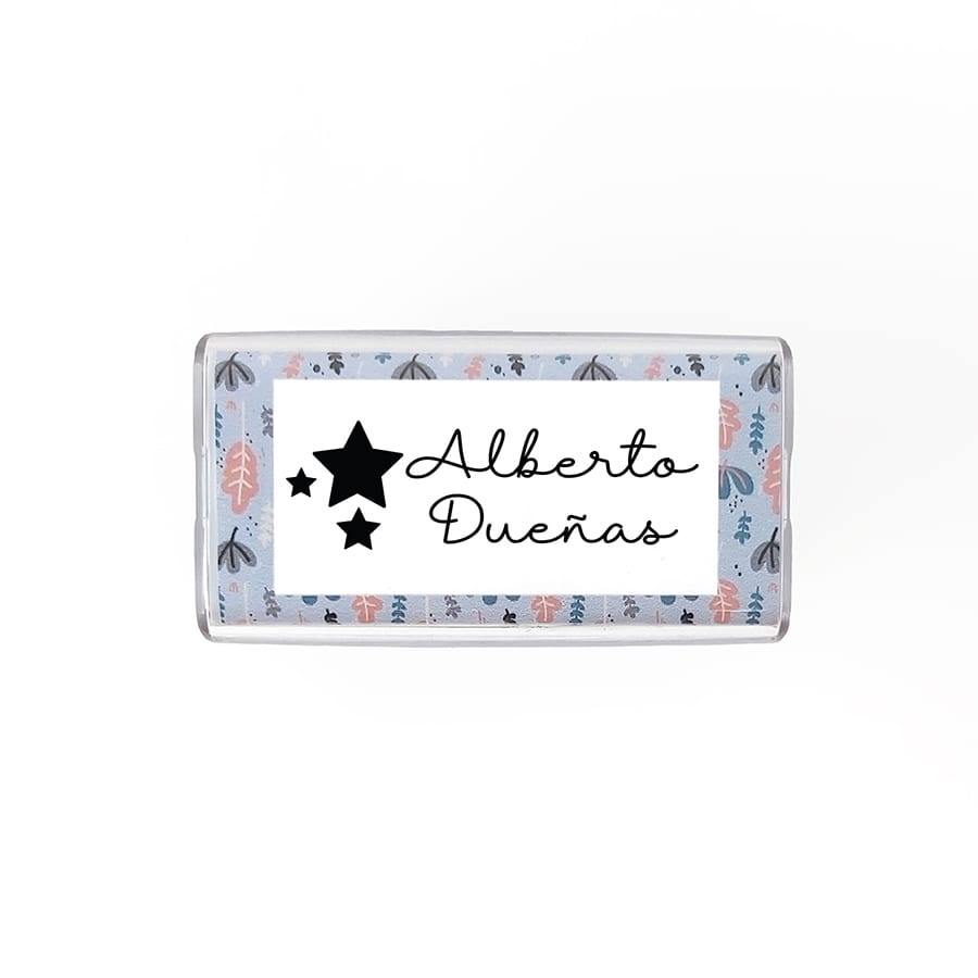 Primer plano del sello marcar ropa Estrellitas, diseño infantil personalizable con nombre o teléfono, práctico y resistente al lavado - Nicolasito.es