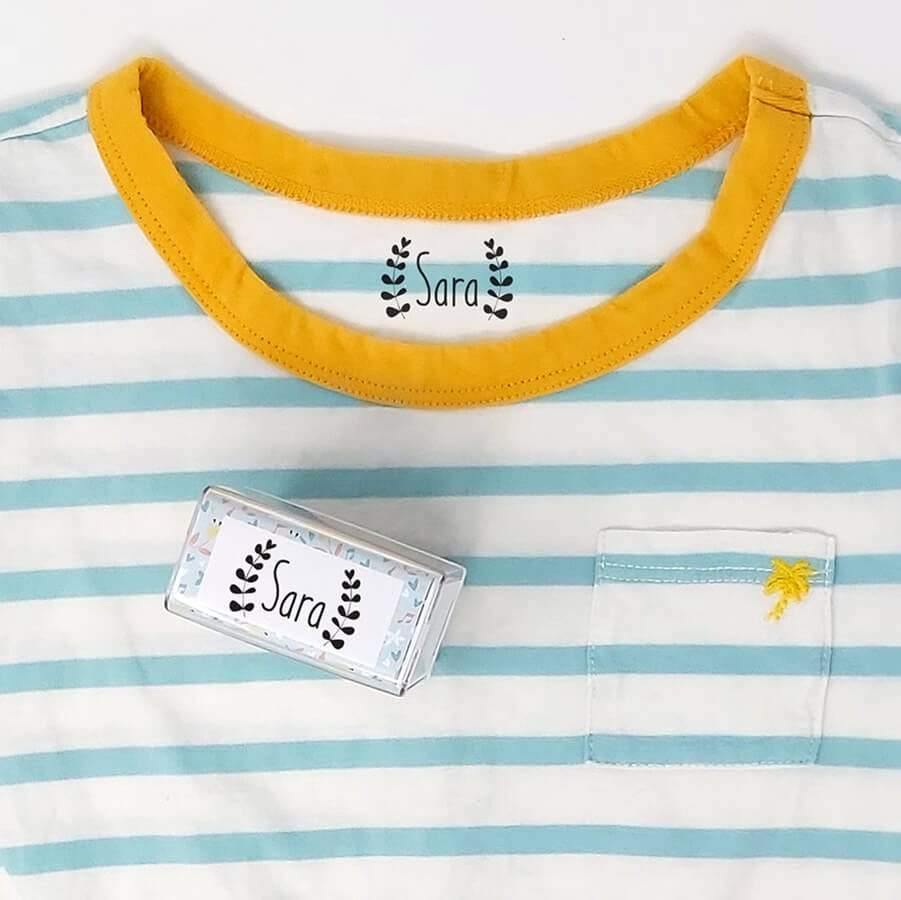 Sello para marcar ropa Eucalipto aplicado sobre camiseta infantil, tinta textil lavable y duradera ideal para prendas del colegio o guardería - Nicolasito.es