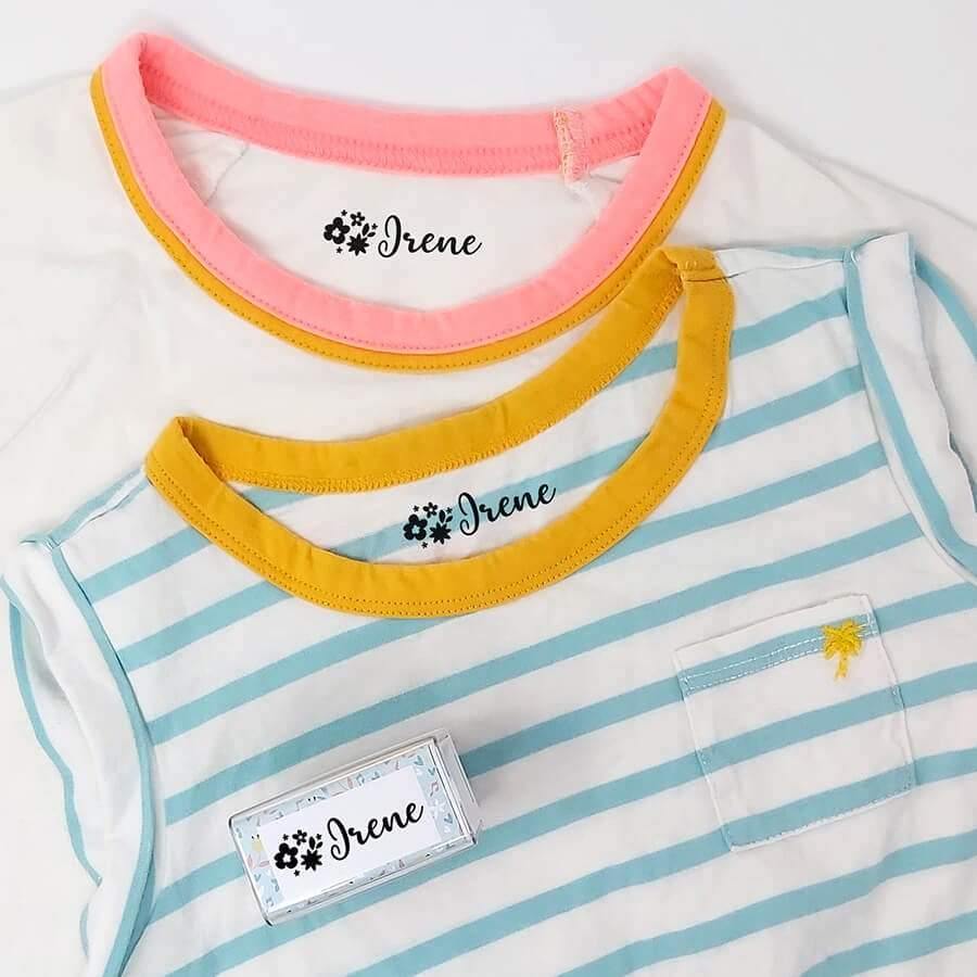 Sello para marcar ropa Flores aplicado sobre camiseta infantil, tinta textil lavable y duradera ideal para prendas del colegio o guardería - Nicolasito.es