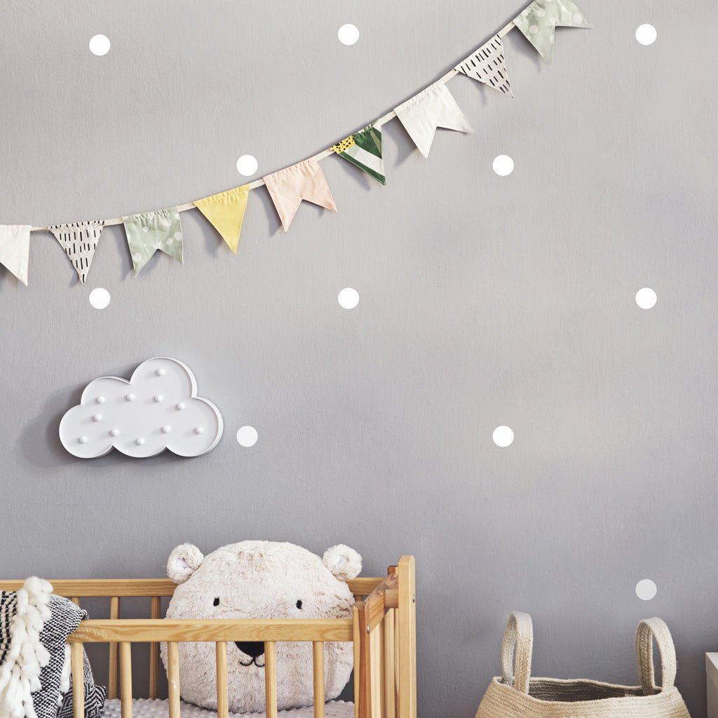 Habitación infantil decorada con vinilo topitos lunares de 3 cm, estilo minimalista y acogedor - Nicolasito.es #color_Blanco