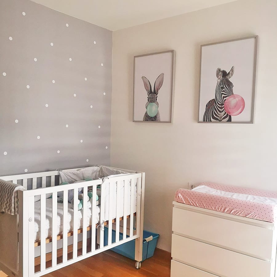 Ejemplo de cobertura total en pared de dormitorio amplia con vinilo decorativo lunares 3cm en color blanco - Nicolasito.es #color_Blanco