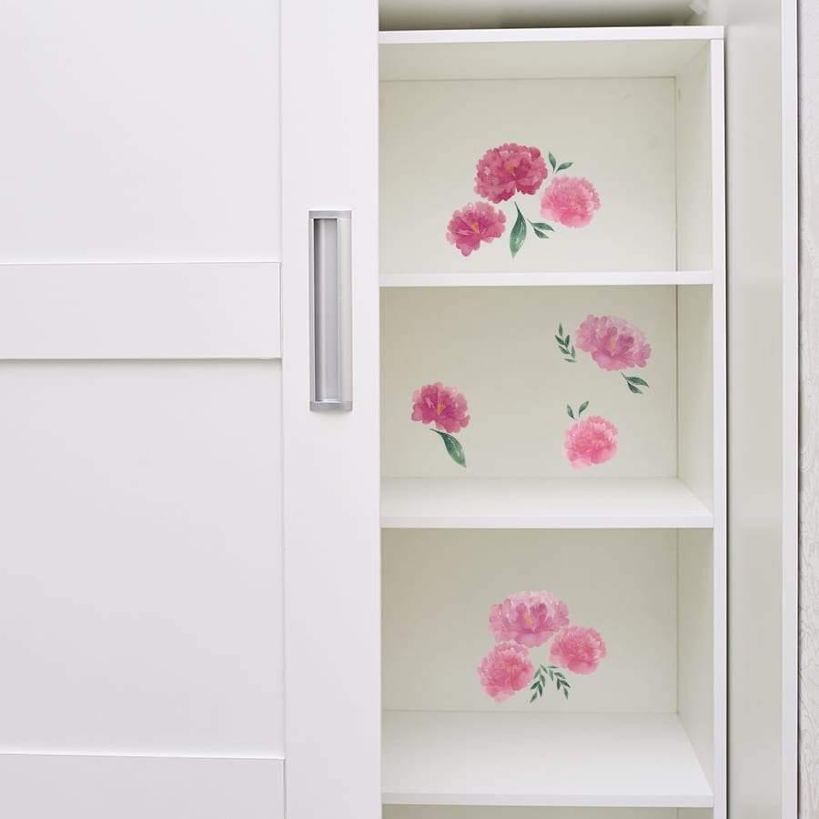 Decoración de interior de un armario con vinilos decorativos en forma de flores peonías creando un espacio único y original - Nicolasito.es