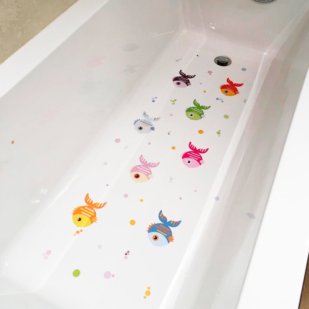 Bañera infantil decorada con pegatinas antideslizantes de peces de colores Nicolasito.es