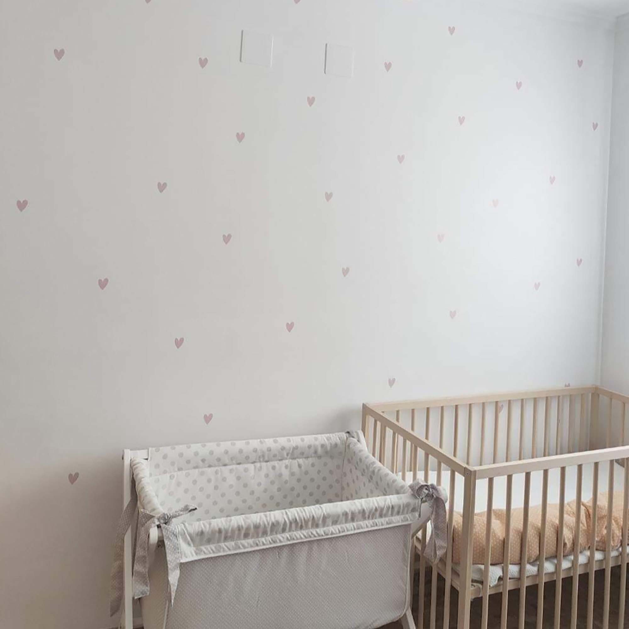 Ejemplo de pared amplia de dormitorio de bebé cubierta con vinilo adhesivo mini corazones pequeños de color rosa - Nicolasito.es #color_Rosa