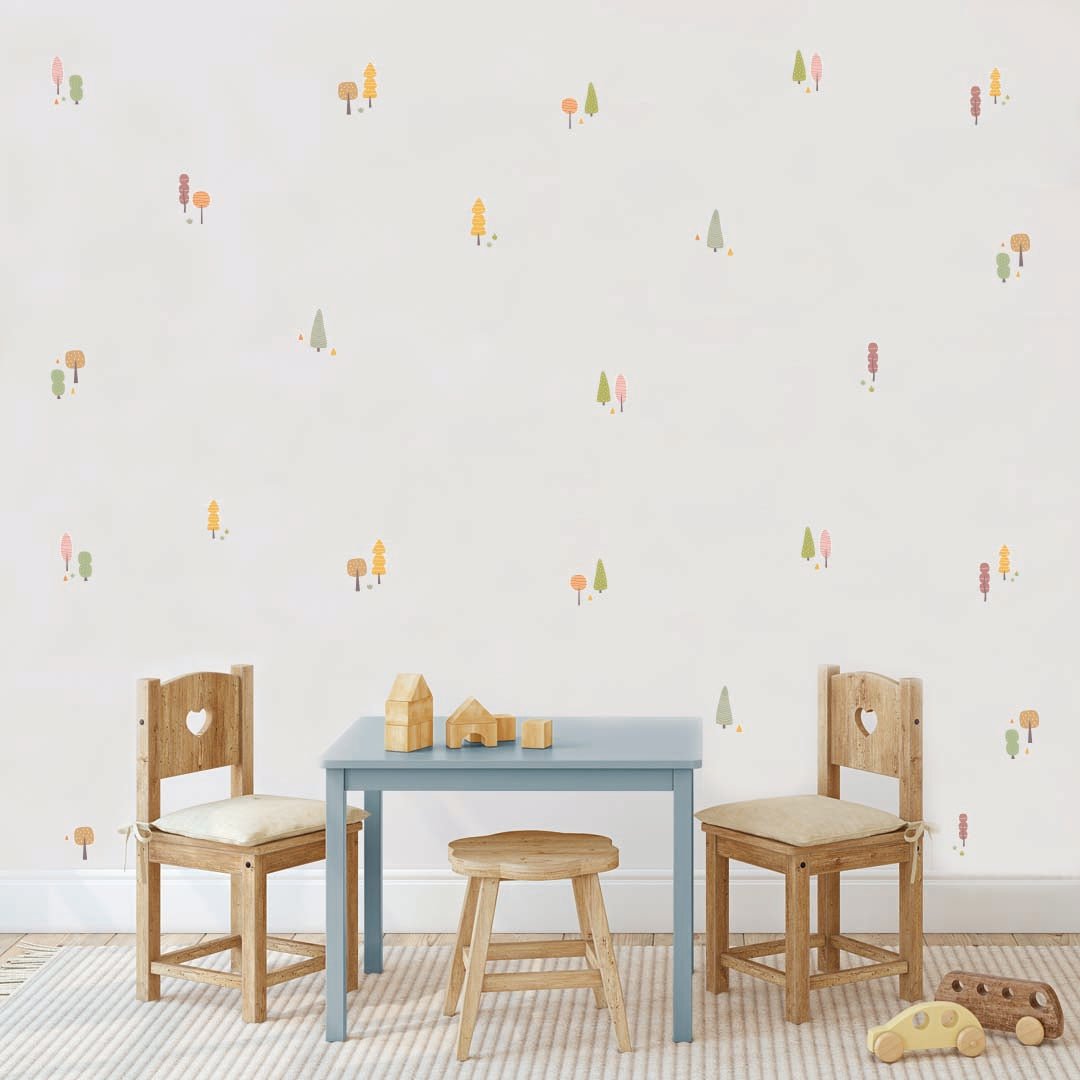 Vinilo decorativo en forma de mini árboles en colores cálidos sobre pared blanca de sala de juesgos infantil - Nicolasito.es #color_otoño