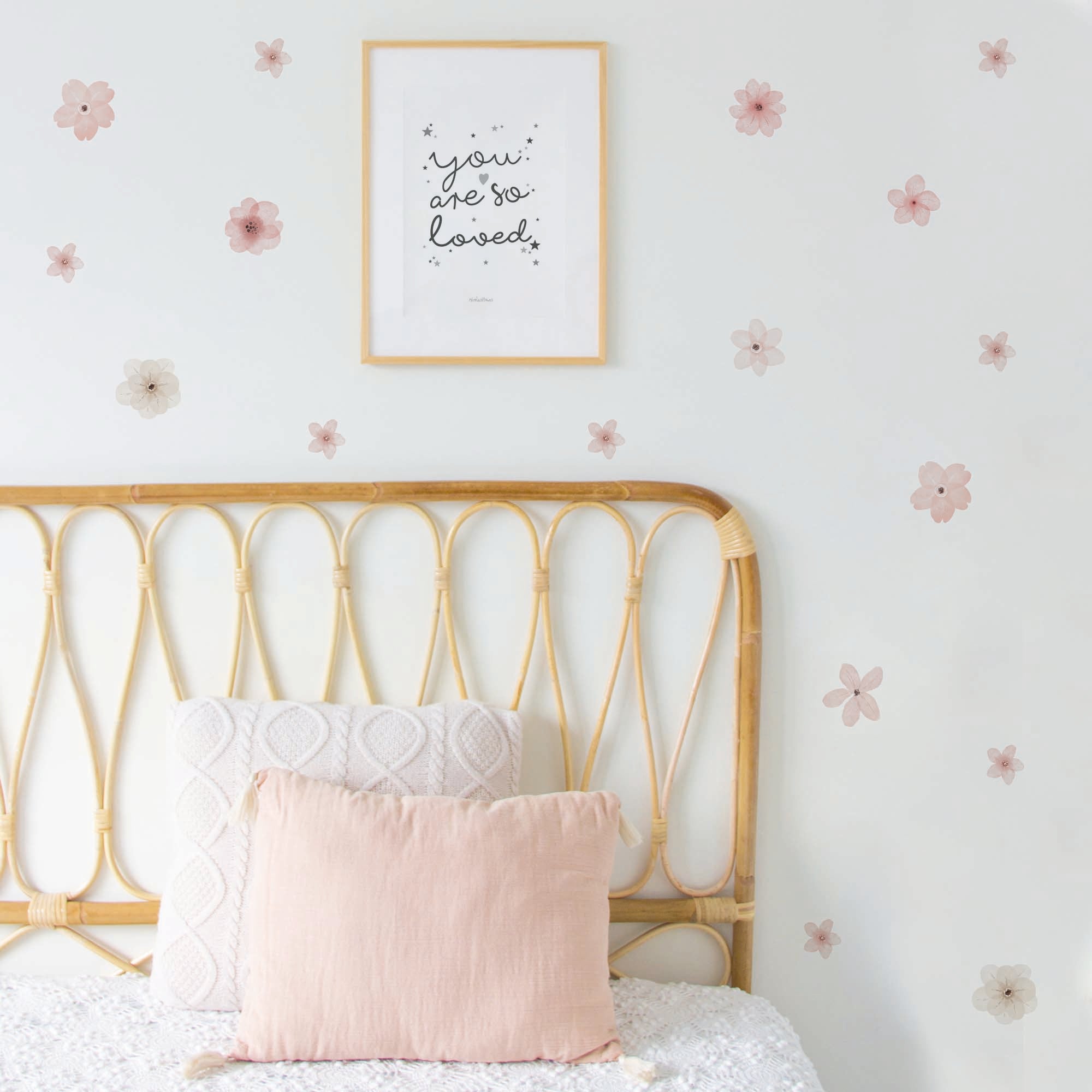 Flores adhesivas de vinilo en pared de dormitorio, decoración alegre y colorida _ fácil de poner y quitar creando efecto papel pintado_ nicolasito.es