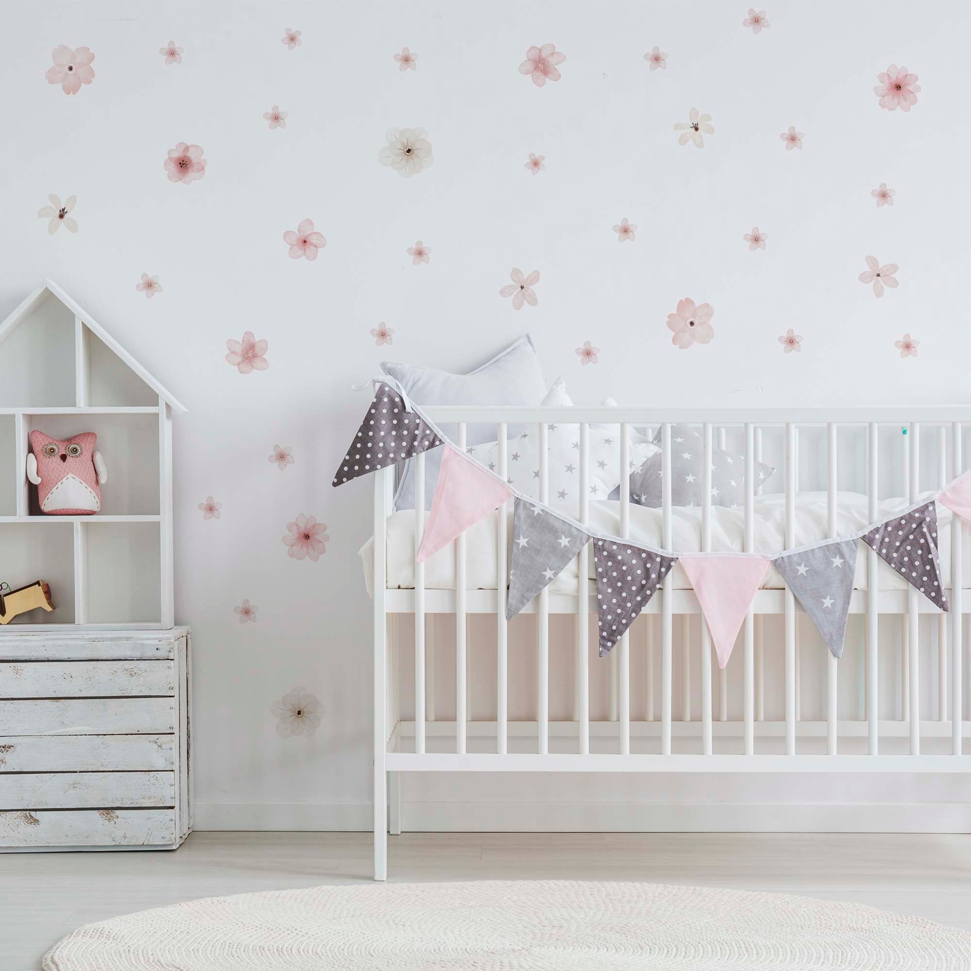 Cuarto de bebé decorado con vinilo flores verano fácil de poner y quitar, efecto papel pintado sin complicaciones de Nicolasito.es