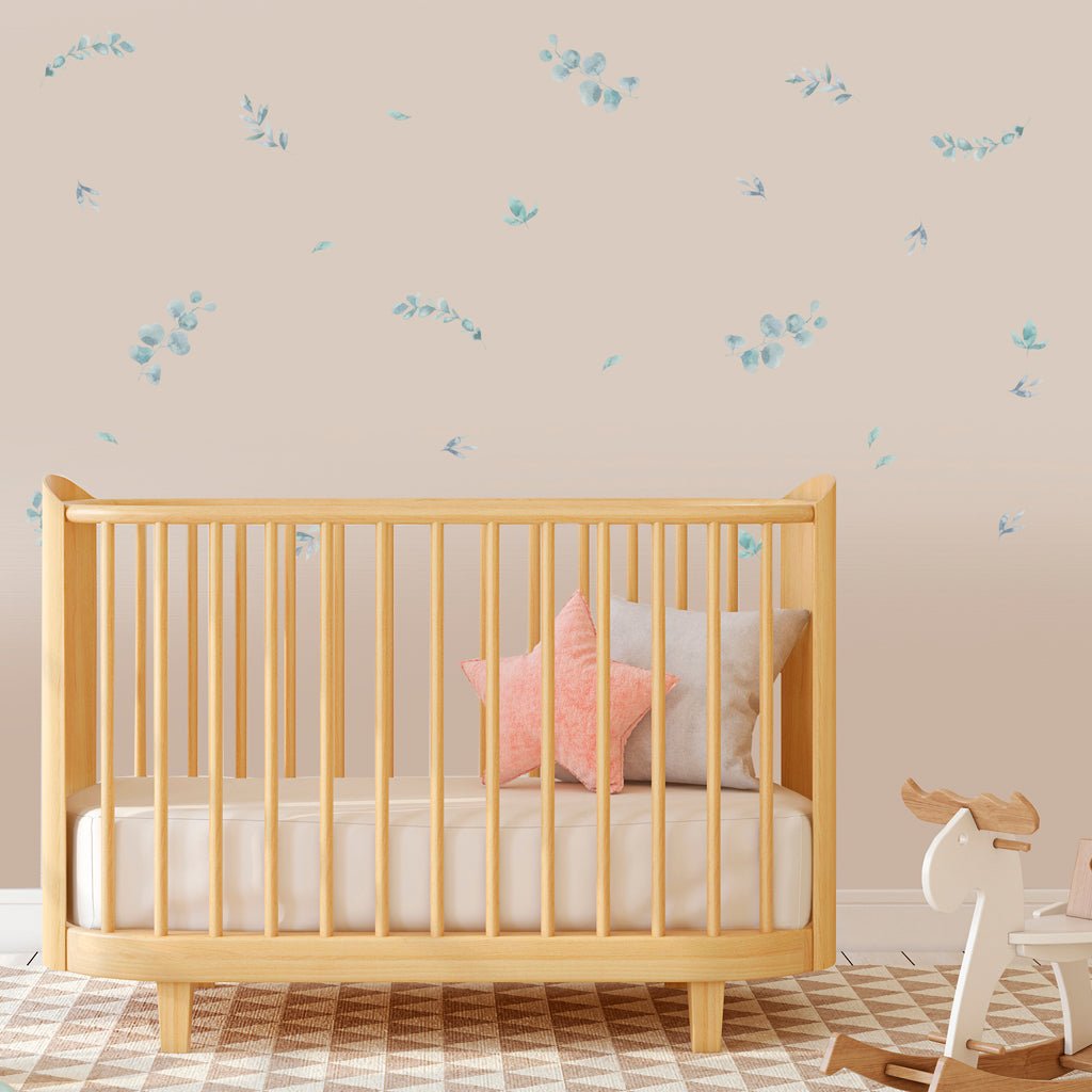 Decoración cuarto del bebé con cuna y detalles de madera y paredes lisas de color crema decoradas con vinilo decorativo plantas eucalipto fáciles de colocar y despegar sin dejar marcas - Nicoalsito.es #color_plantas-eucalipto-verde