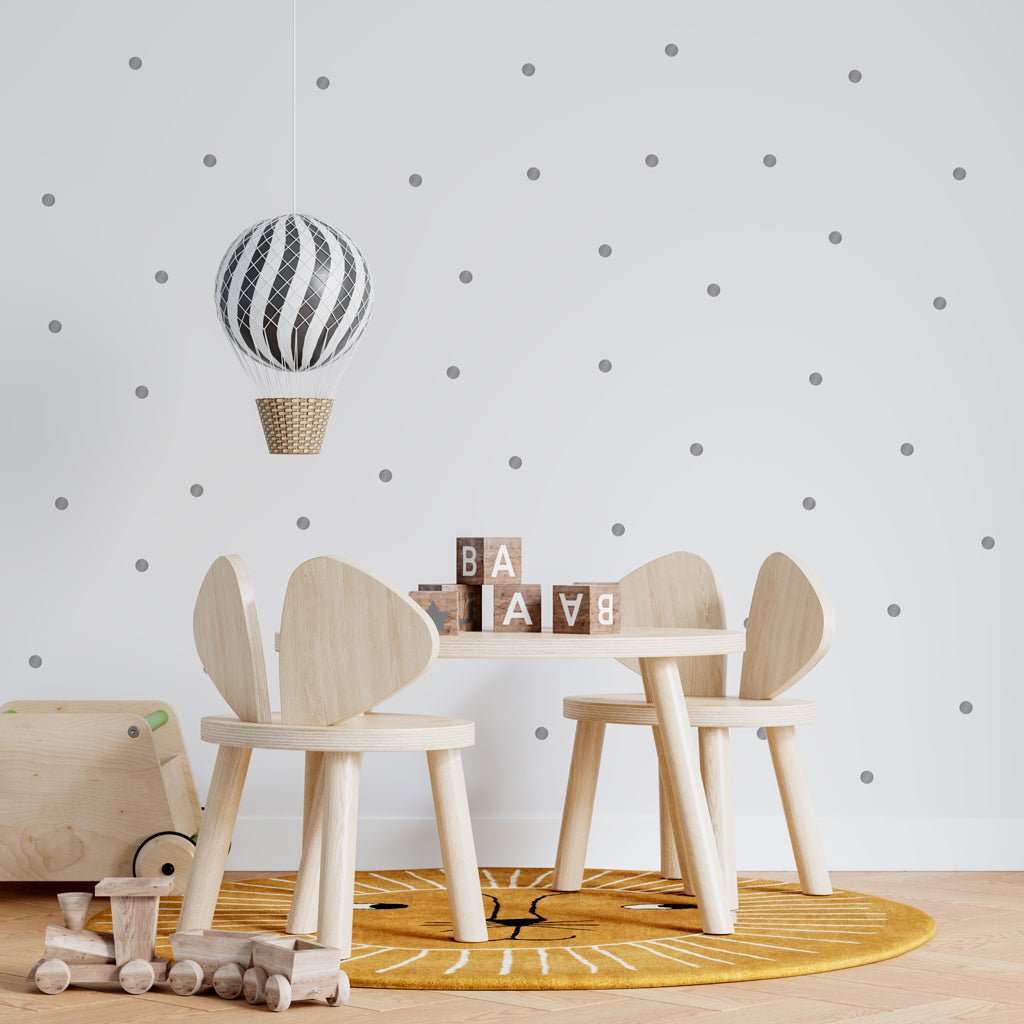 Decoración elegante de salón de juegos infantil con vinilo topitos lunares 3cm de color gris claro en habitación de estilo moderno - Nicolasito.es #color_Gris claro