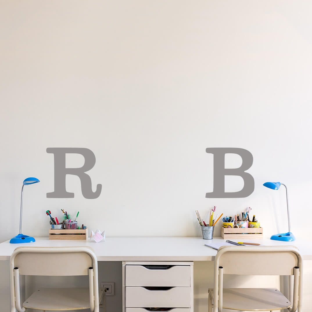 Vinilo decorativo personalizado con inicial colocado en pared de dormitorio infantil, diseño minimalista y elegante para crear una decoración única - Nicolasito.es #color_Gris Claro