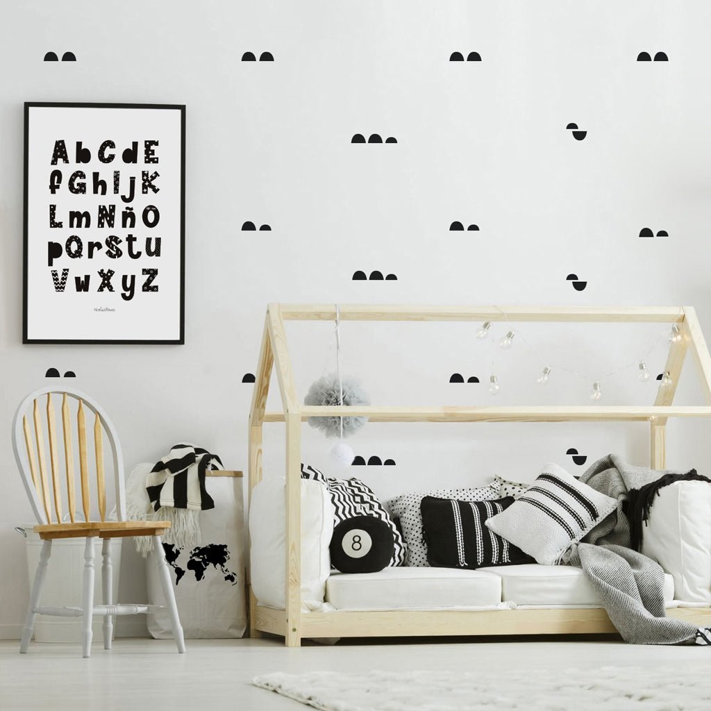 Dormitorio infantil nordico con paredes decoradas con vinilo decorativo medias lunas - Nicolasito.es #color_Negro