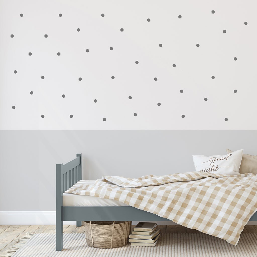 Pared completa de dormitorio infantil decorada con vinilo topitos lunares adhesivos en color gris oscuro - Nicolasito.es #color_Gris oscuro