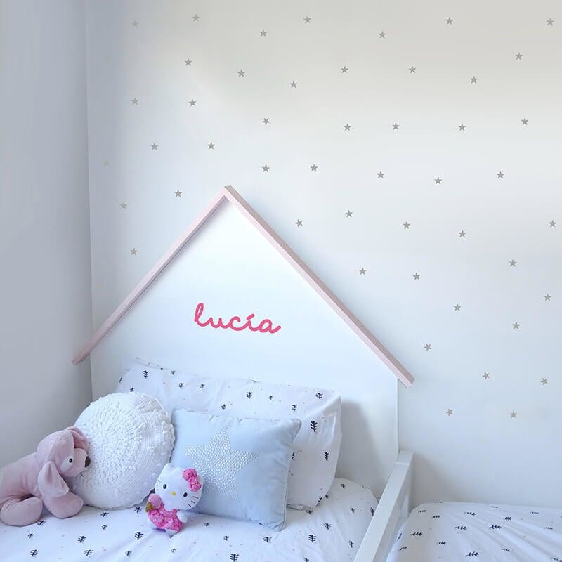 Vinilo personalizado con nombre colocado sobre cabecero, vinilo de pared decorativo para habitaciones infantiles - Nicolasito.es #color_Fucsia