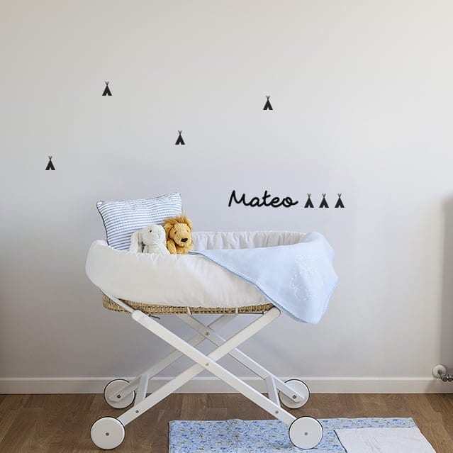 Vinilo nombre personalizado colocado sobre cuna, decoración de pared ideal para dormitorios de bebé con estilo dulce y minimalista - Nicolasito.es #color_Negro