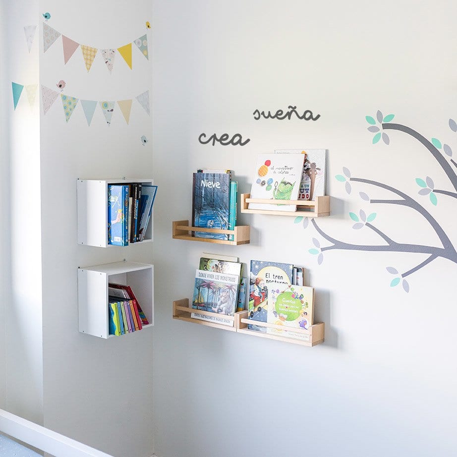 Vinilo decorativo con nombre personalizado colocado en habitación infantil decorada en tonos beige y madera, estilo natural - Nicolasito.es #color_Gris oscuro