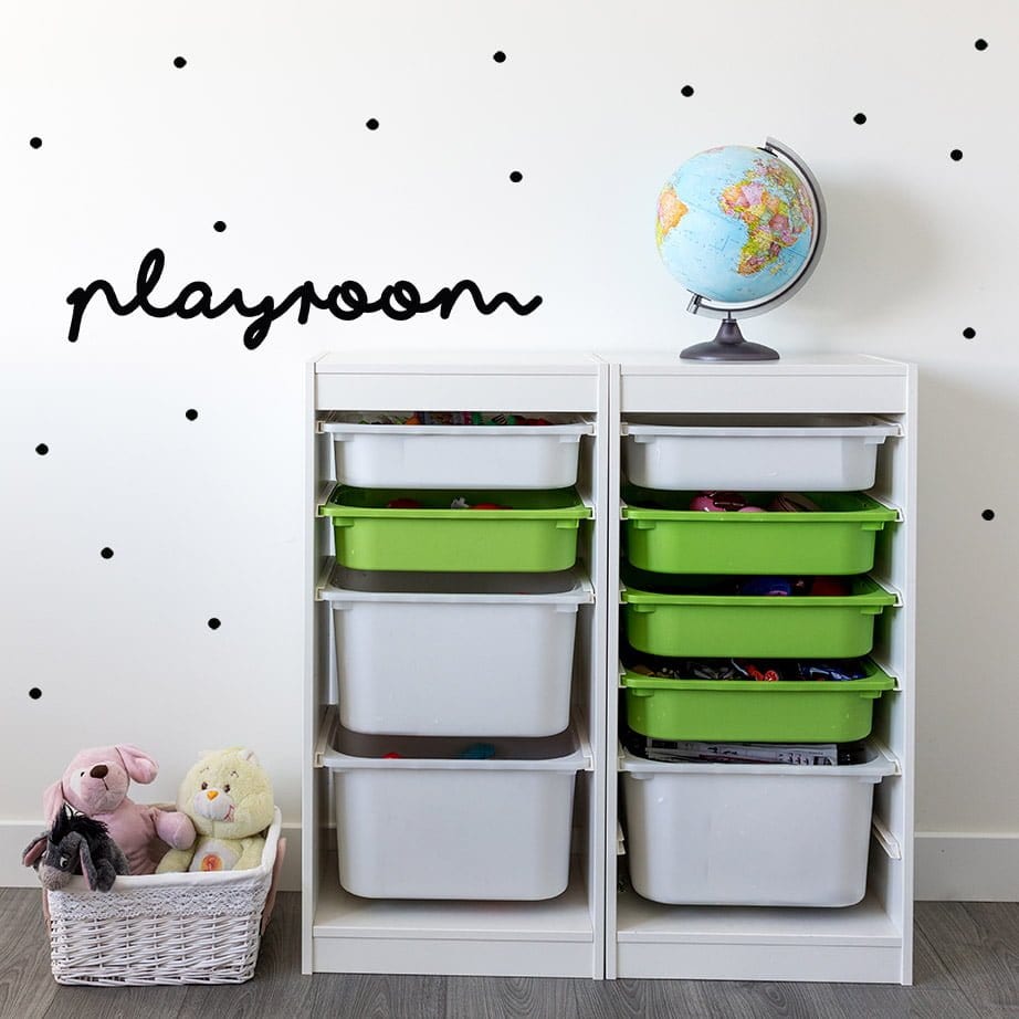Vinilo decorativo con nombre personalizado colocado sobre la cama infantil, ideal para crear una habitación única y acogedora - Nicolasito.es #color_Negro