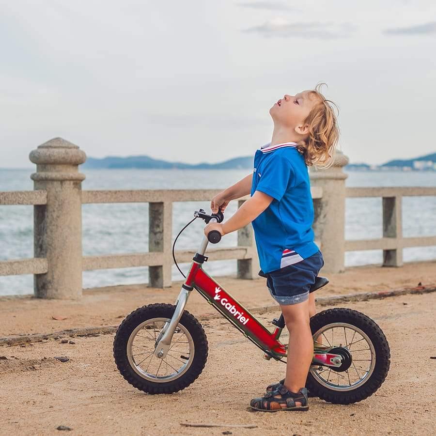 Vinilo personalizado con nombre aplicado en bicicleta infantil, adhesivo decorativo resistente y fácil de colocar para personalizar su bici - Nicolasito.es