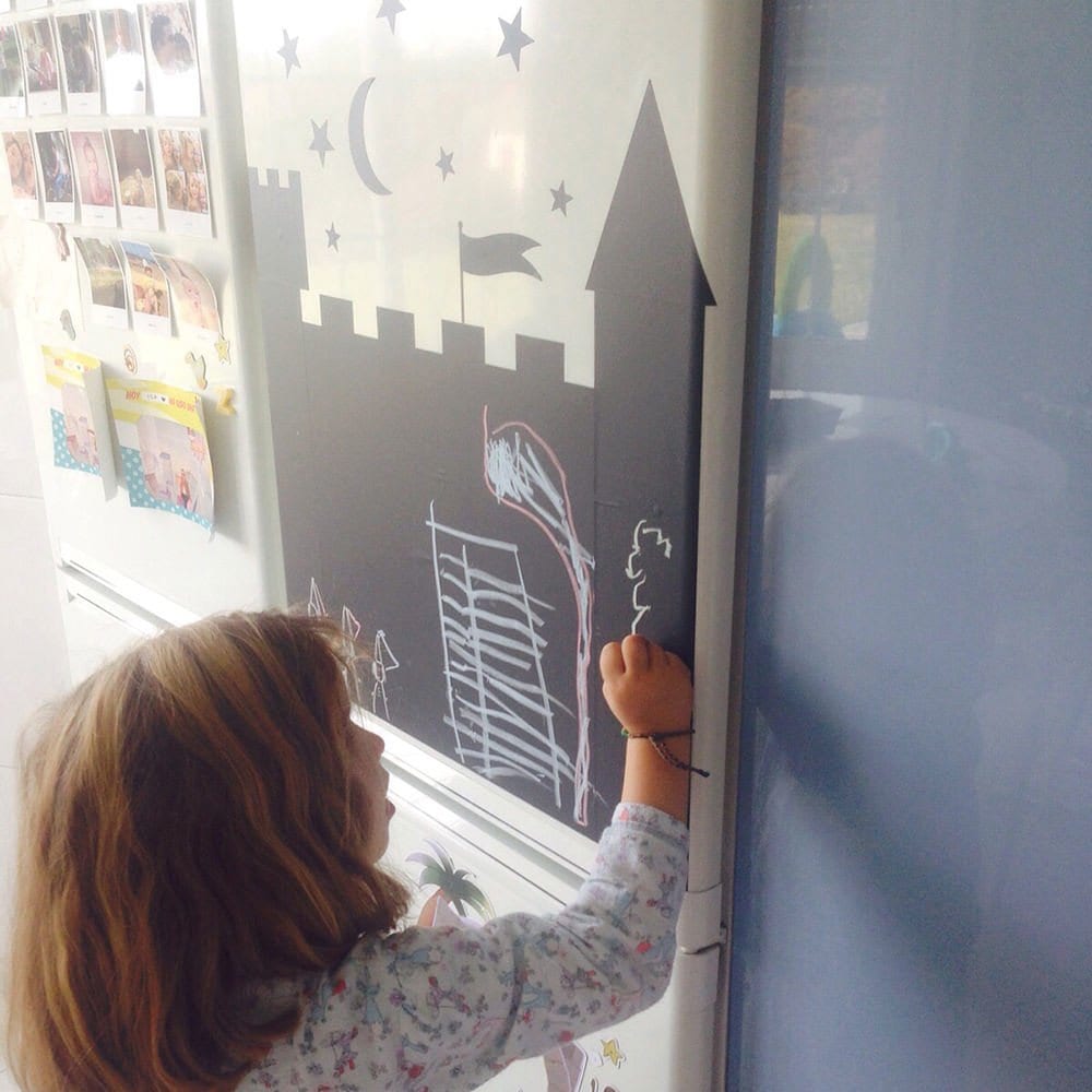 Pizarra adhesiva infantil tamaño mediano con forma de castillo, colocada sobre pared blanca en dormitorio infantil, ideal para dibujar con tiza - Nicolasito.es  #medidas_Mediana