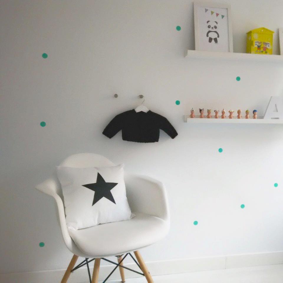 Habitación infantil decorada con vinilo decorativo topitos lunares 3cm en color verde - Nicolasito.es #color_Mint