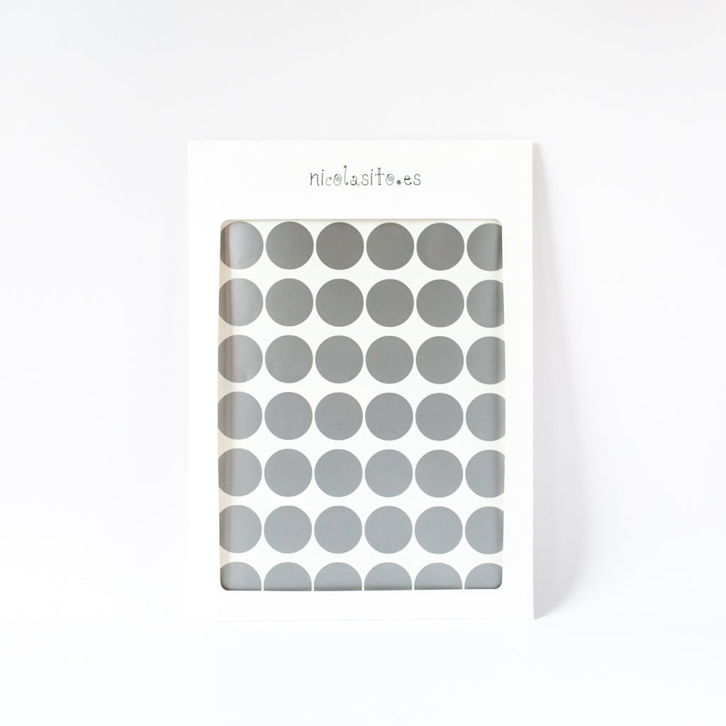 Fotografía del packaging original de vinilo decorativo topitos lunares, adhesivo para pared - Nicolasito.es #color_Plata