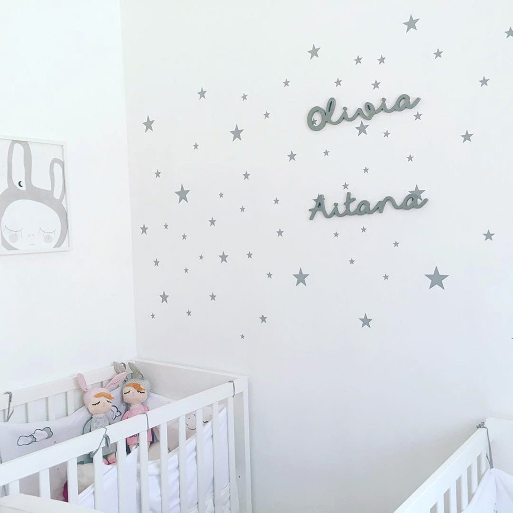 Decoración Cuarto de Bebé con vinilo decorativo en forma de Estrellas en color gris y nombres de madera personalizados - Nicolasito.es #color_Gris claro