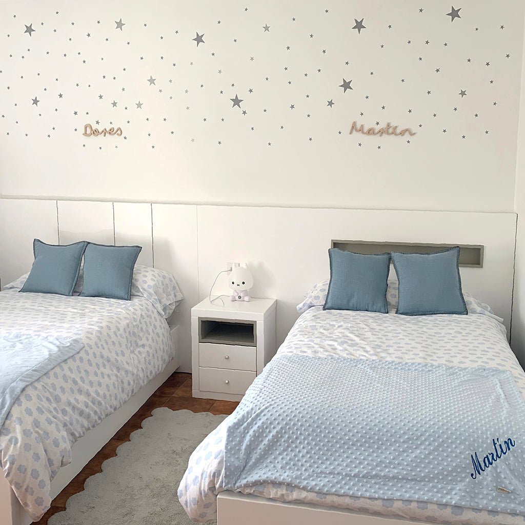 Decoración Habitación doble Infantil con pared lisa y blanca decorada con Estrellas de color gris oscuro y dos nombres de madera personalizados - Nicolasito.es #color_Gris oscuro