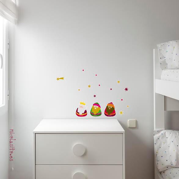 Vinilo decorativo Reyes Magos colocado en pared de habitación infantil, ideal para crear un ambiente mágico y navideño - Nicolasito.es