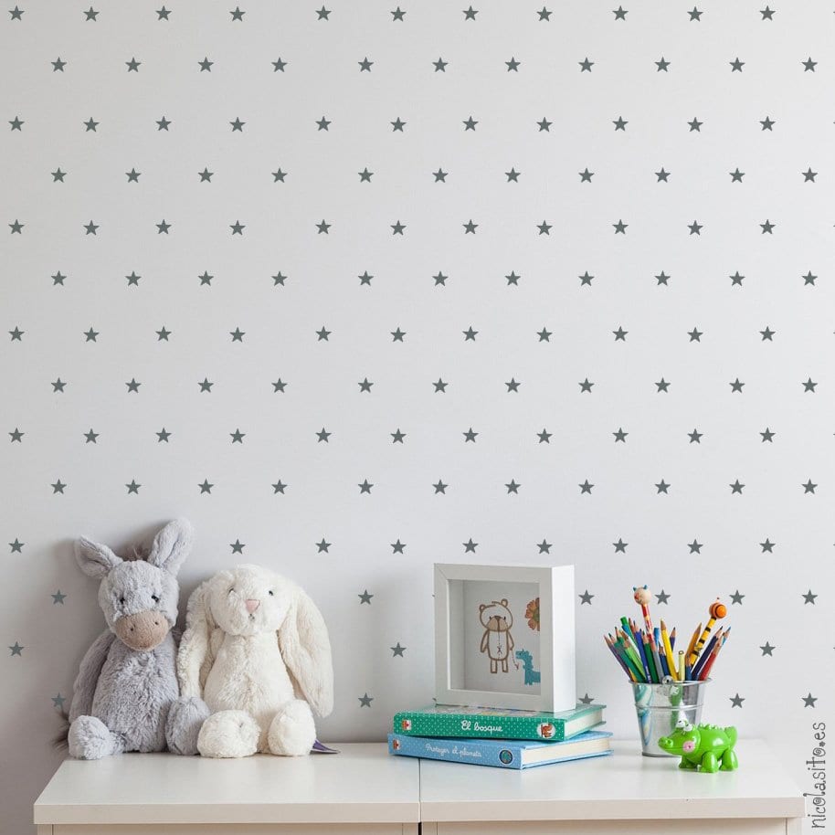 Habitación infantil con pared decorada con vinilo decorativo mini estrellitas de color gris oscuro creando un ambiente divertido - Nicolasito.es #color_Gris oscuro