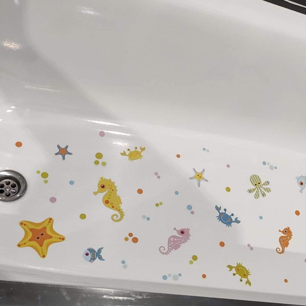 Pegatinas antideslizantes de animales marinos en una bañera, mostrando su resistencia al agua y diseño decorativo Antideslizante Animalitos del mar - Nicolasito.es