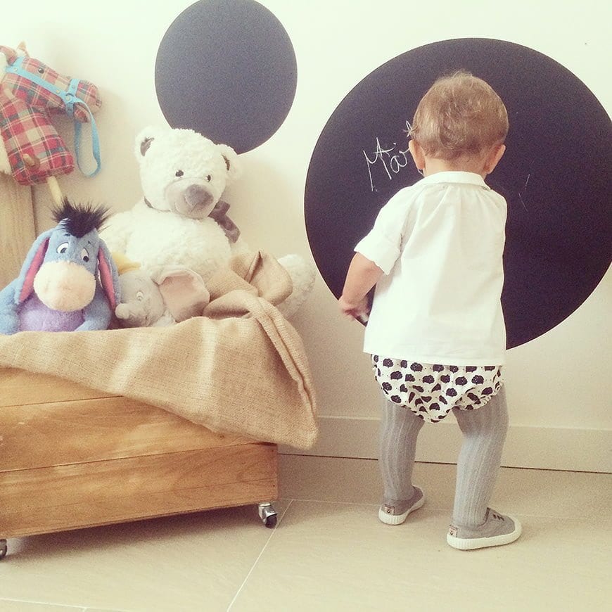 Pizarra adhesiva infantil grande en forma circular, ideal para decorar paredes y fomentar la creatividad de los peques - Nicolasito.es #medidas_Grande