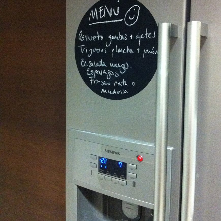 Pizarra adhesiva infantil tamaño mediano con forma circular, decorando pared de habitación infantil y lista para dibujar con tizas o rotuladores de tiza líquida - Nicolasito.es #medidas_Mediana