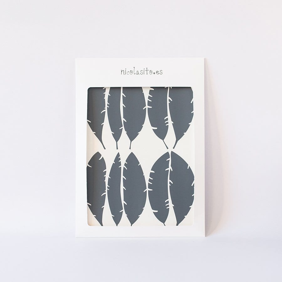 Presentación del vinilo pared plumas dentro de su empaque original de cartón - Nicolasito.es #color_Gris oscuro