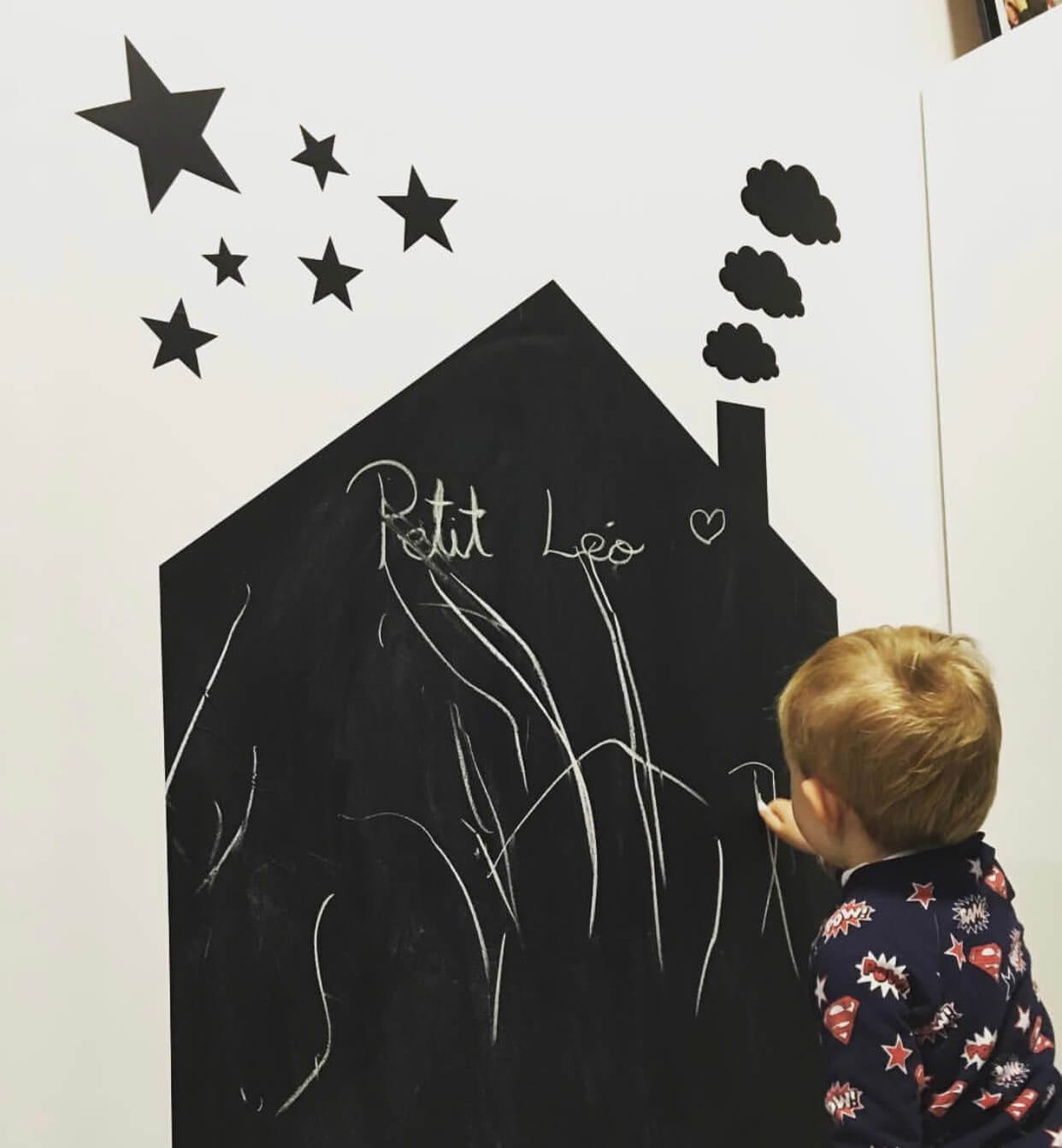 Pizarra Casita grande sobre pared decorada con muebles y juguetes, vinilo pizarra ideal para que los peques dibujen y aprendan - Nicolasito.es #medidas_Grande