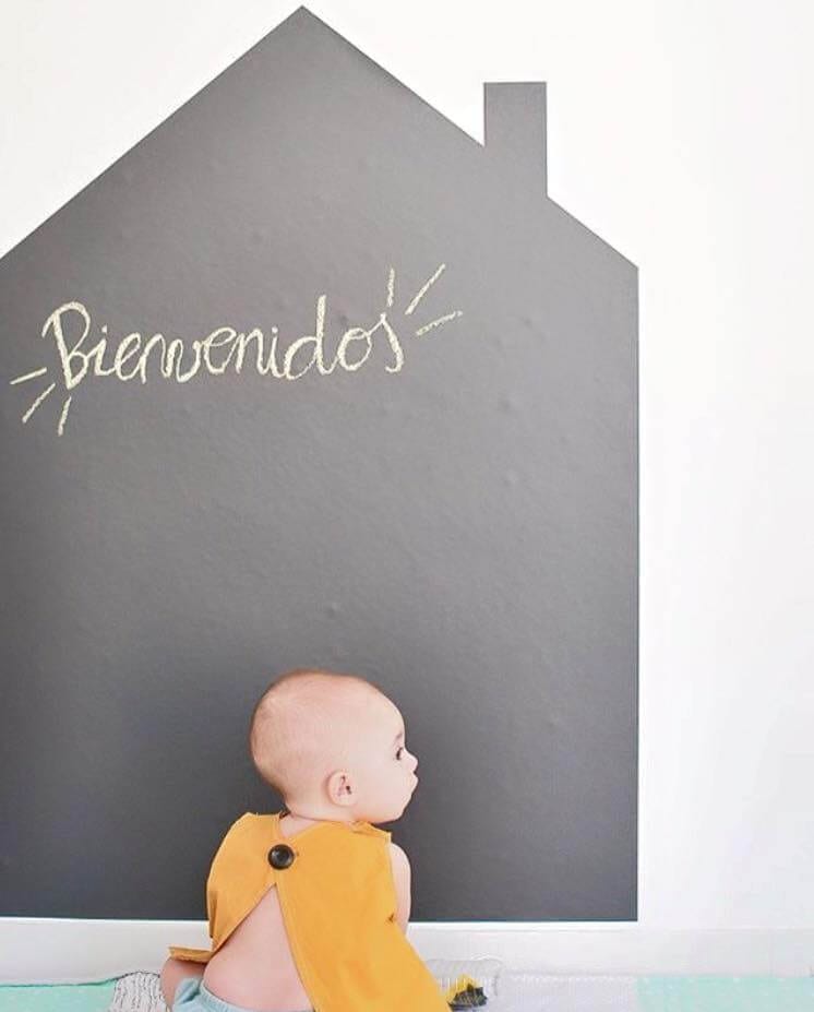 Pizarra adhesiva infantil grande con forma de casita, demostrando tamaño real sobre pared infantil y fácil aplicación sin herramientas - Nicolasito.es #medidas_Grande