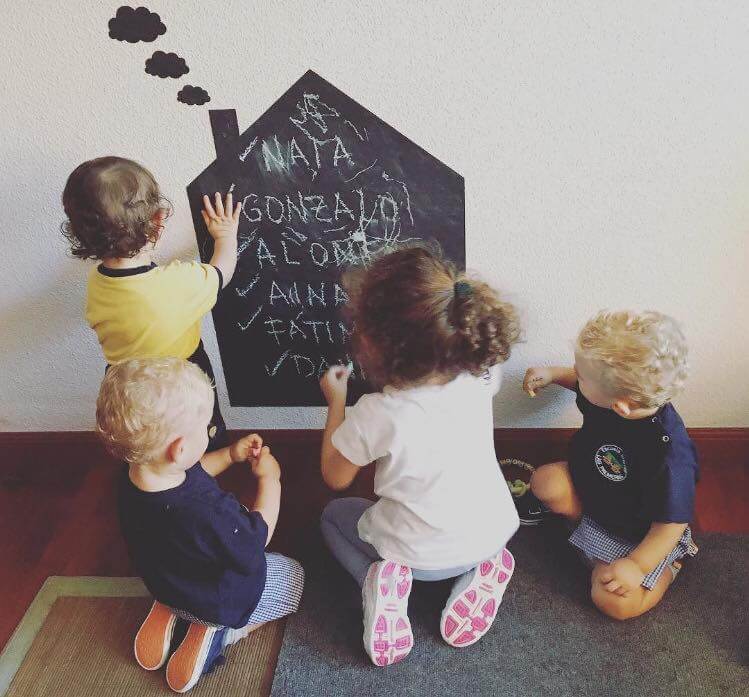 Pizarra Casita mediana en pared infantil blanca, vinilo decorativo reutilizable perfecto para fomentar la creatividad de los niños - Nicolasito.es #medidas_Mediana